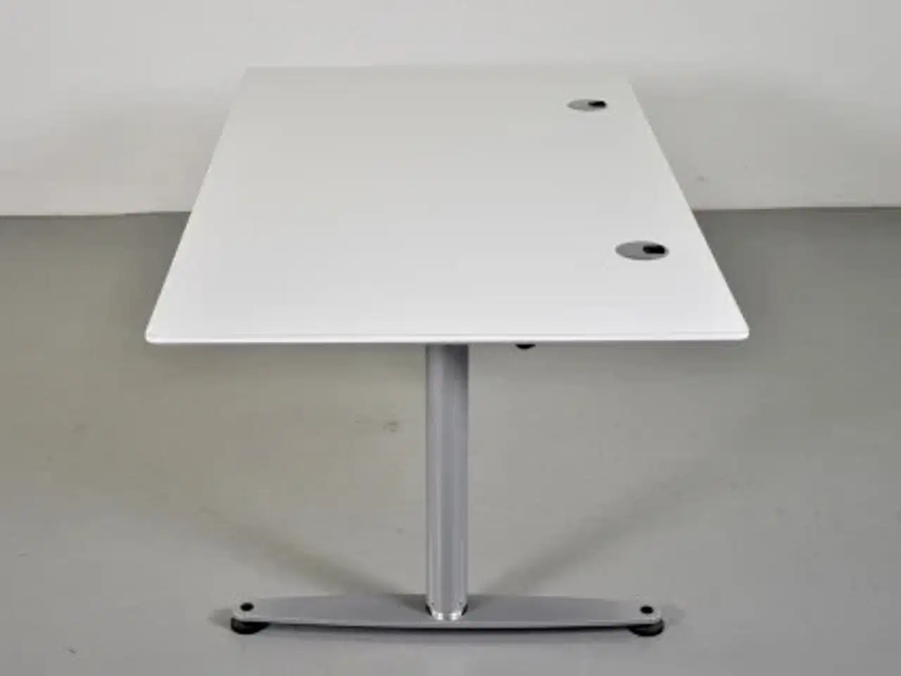 Billede 2 - Hæve-/sænkebord med ny hvid plade og alugråt stel, 160 cm.