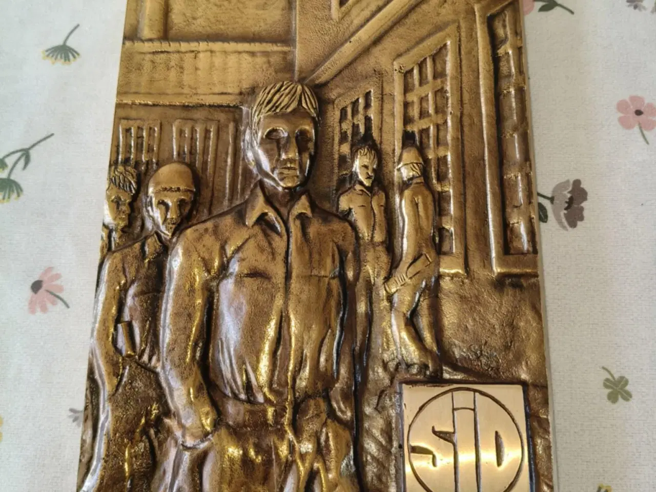 Billede 1 - super flot relief af fabrik arbejder med SID logo