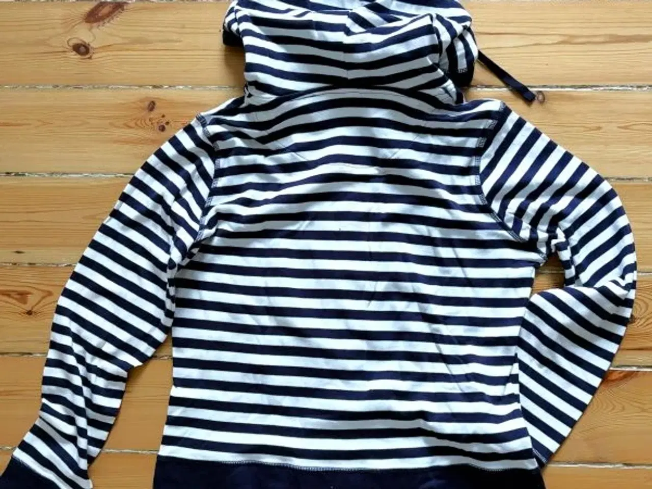 Billede 6 - Bluse med striber og hætte