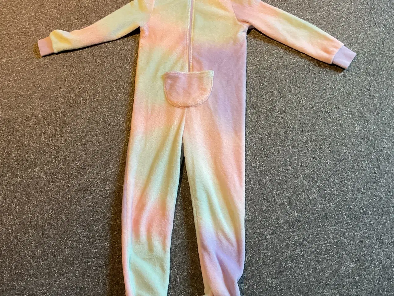 Billede 2 - HYGGEDRAGT (enhjørning) og badedragt str 122/128