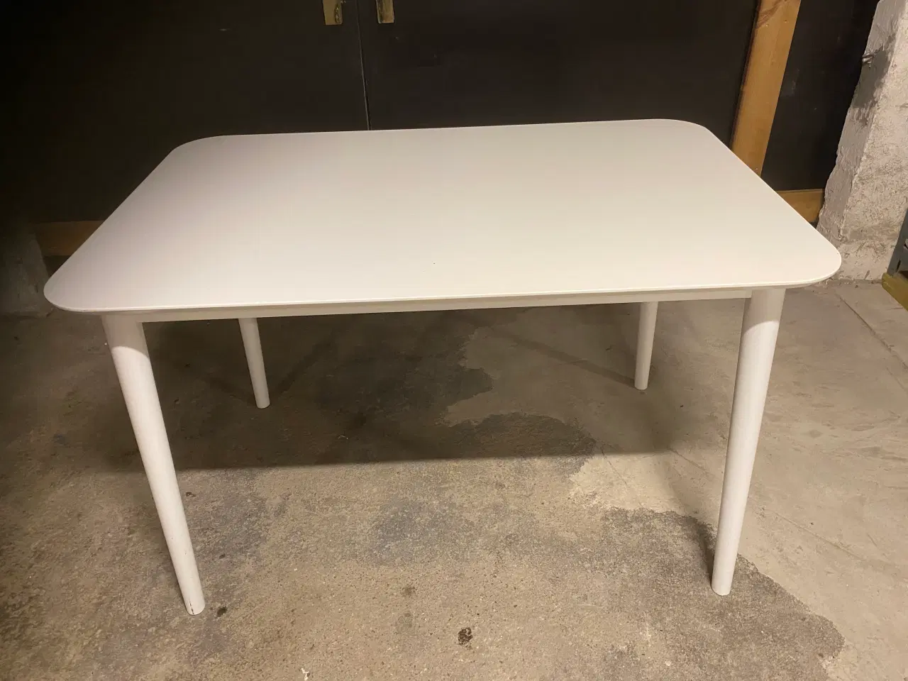 Billede 1 - Brugt spisebord i hvid, sælges for 200,- kr.