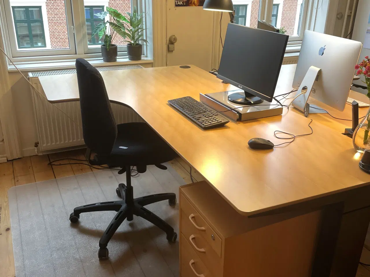 Billede 8 - Byd: Hævesænkeborde, arkivskab, lærred og mapper