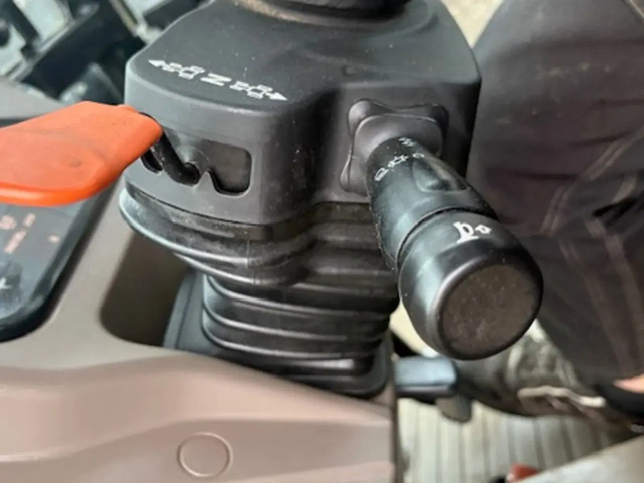 Billede 22 - John Deere 5105GF FRONTLIFT. HJUL MED GRÆSDÆK MEDFØLGER