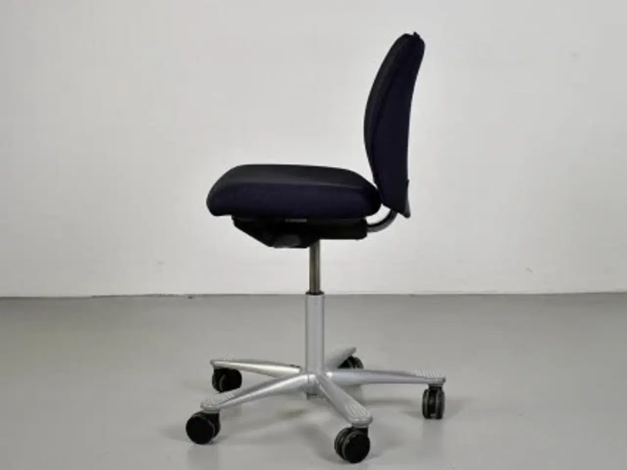 Billede 4 - Häg h05 5200 kontorstol med sort/blå polster og grå stel.