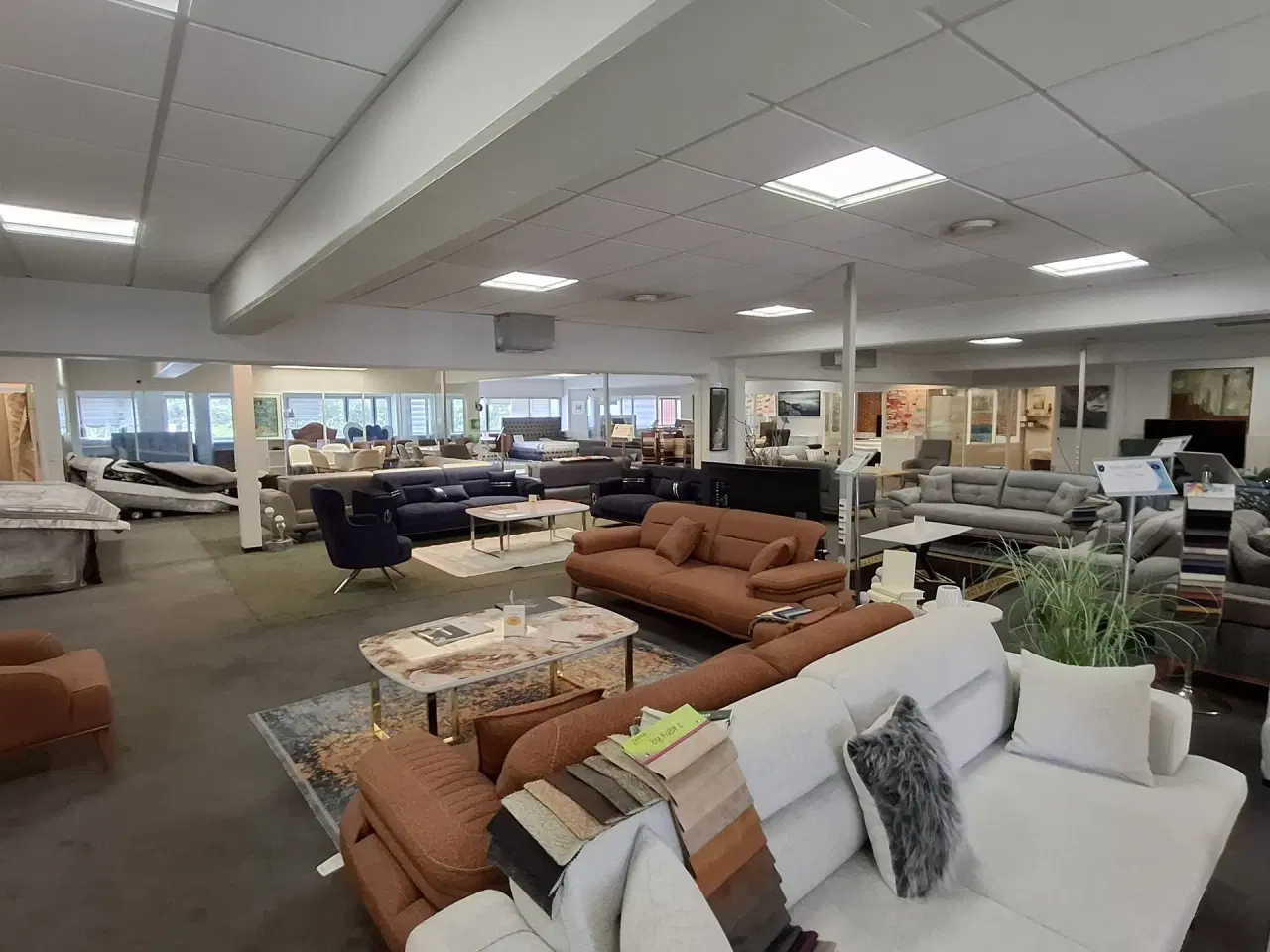 Billede 14 - Suveræn Beliggenhed – Showroom. Klinik, Butik, Gaming, Kontor mm. – Stort åbent areal i midten og mindre cellekontorer i glas.