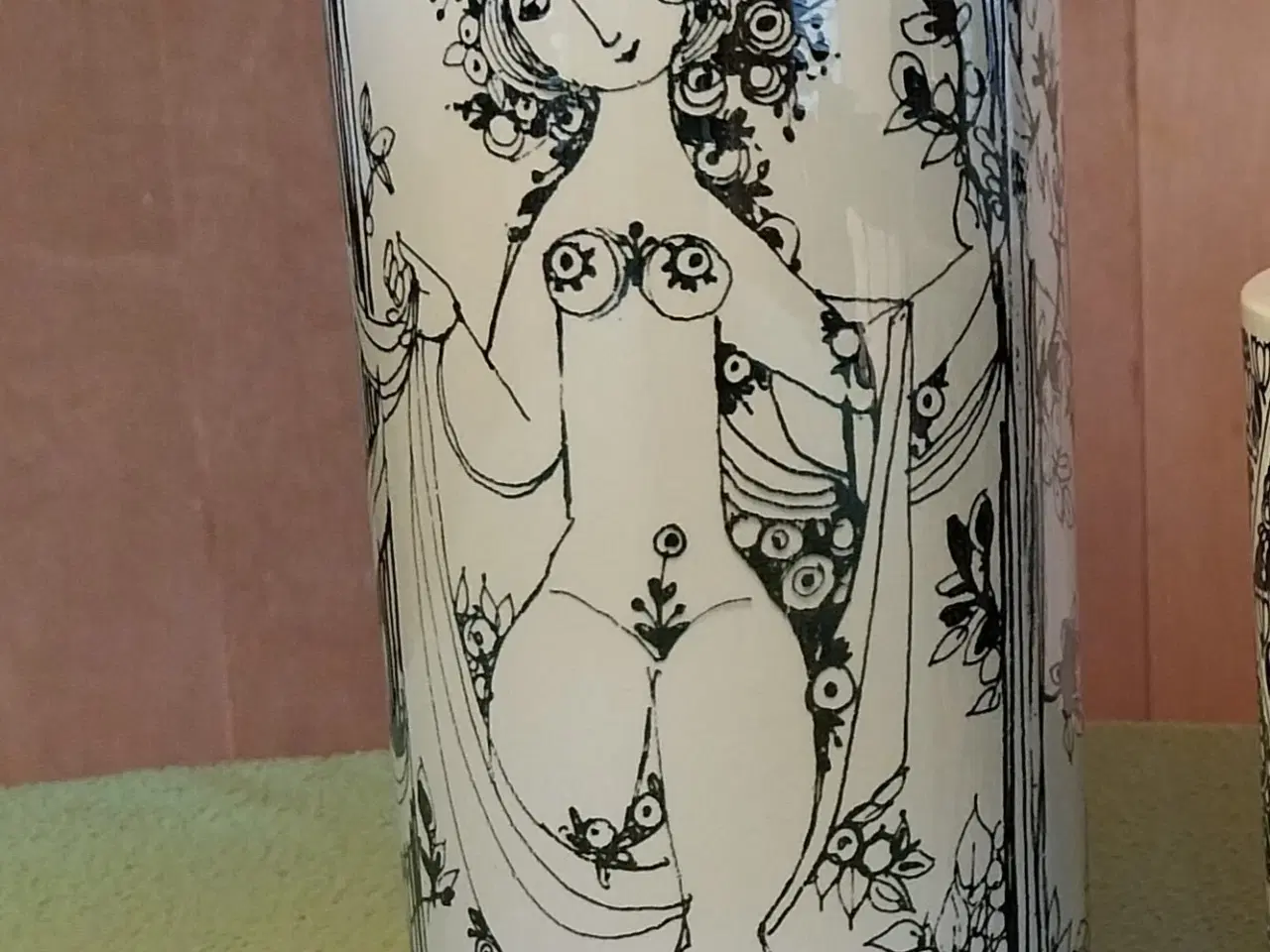 Billede 2 - Bjørn Wiinblad, Nymølle fajance vase De 3 Gratier 
