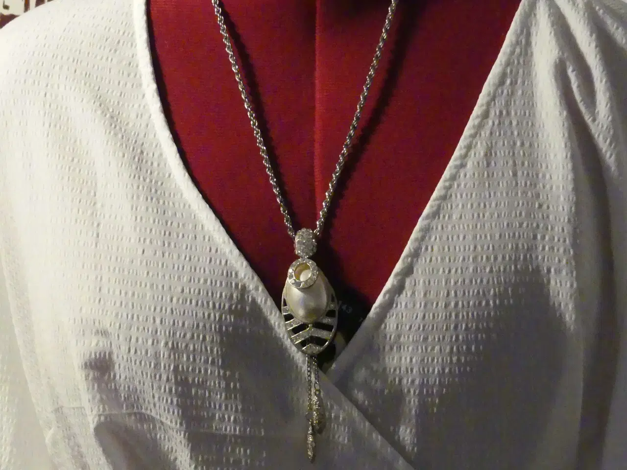 Billede 2 - Sølvfarvet snoet halskæde med ovalt vedhæng