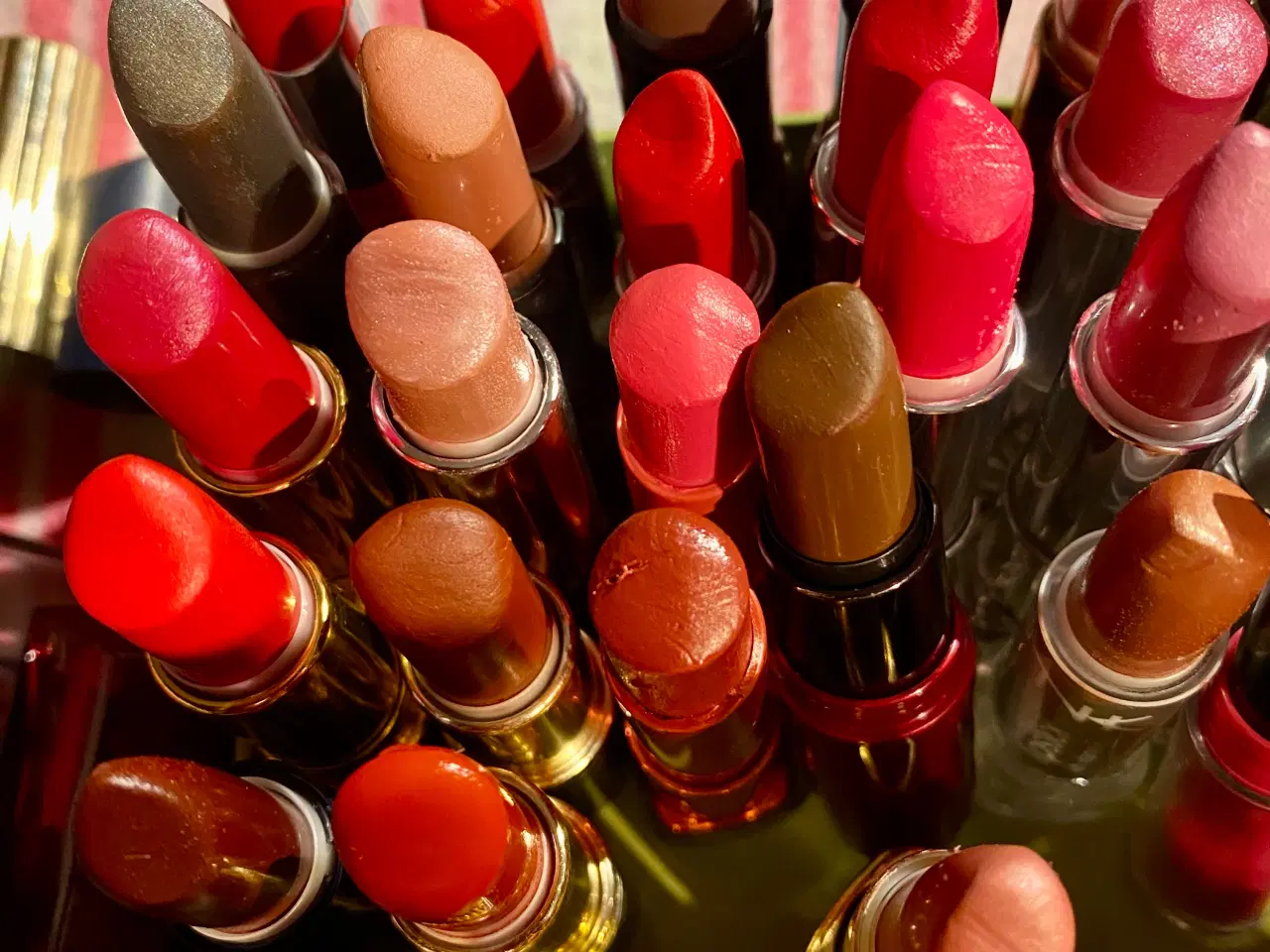 Billede 3 - Diverse læbestifter og lipgloss 