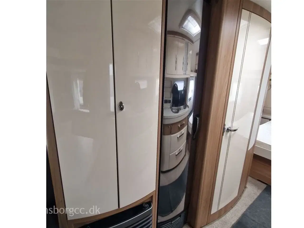 Billede 12 - 2021 - Hobby Excellent 540 UFF   MEGET UDSTYR BLA. MOVER / El. STYTTEBEN / THULE 12 V. MARKISE.