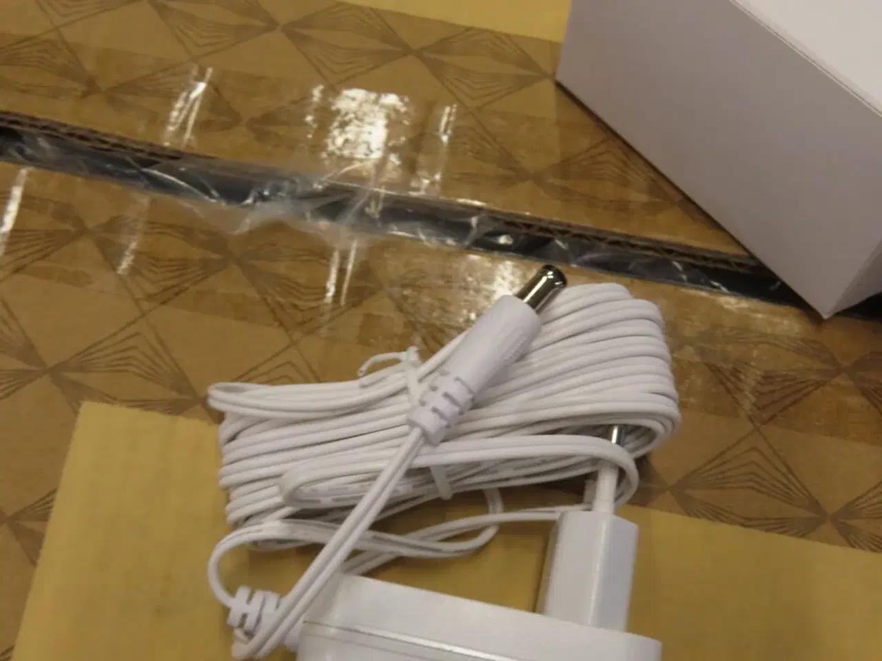 Billede 3 - Kasse med oplader