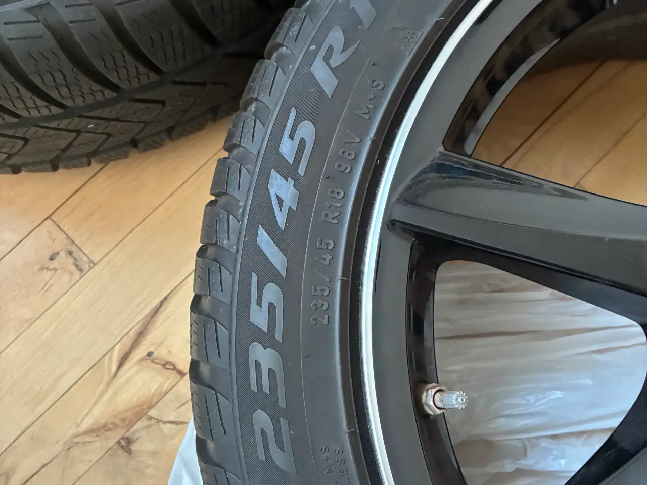 Billede 3 - Dezent TW Dark 18″ vinterhjul – 235/45 Pirelli dæk