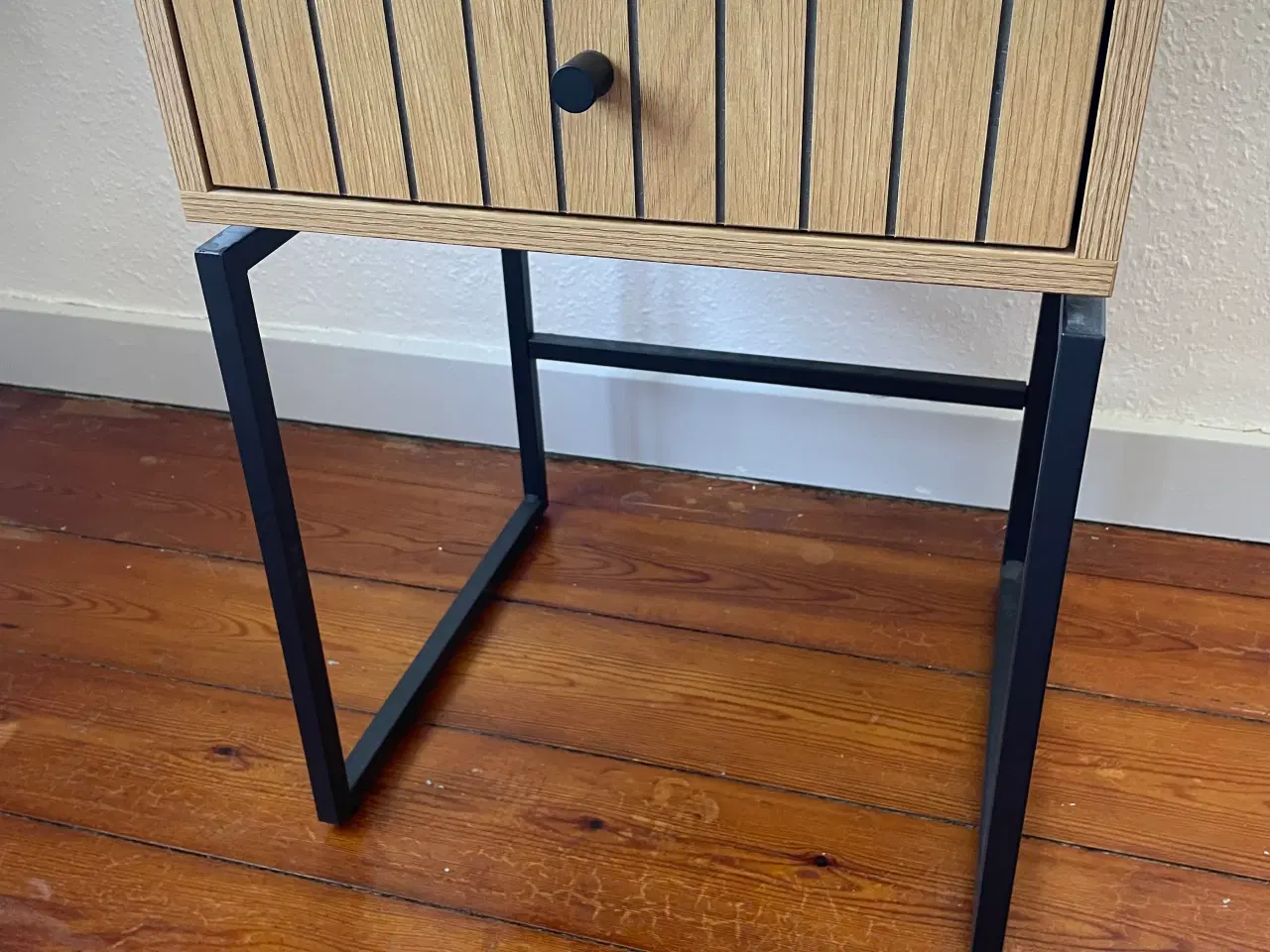 Billede 1 - Sengebord med skuffe