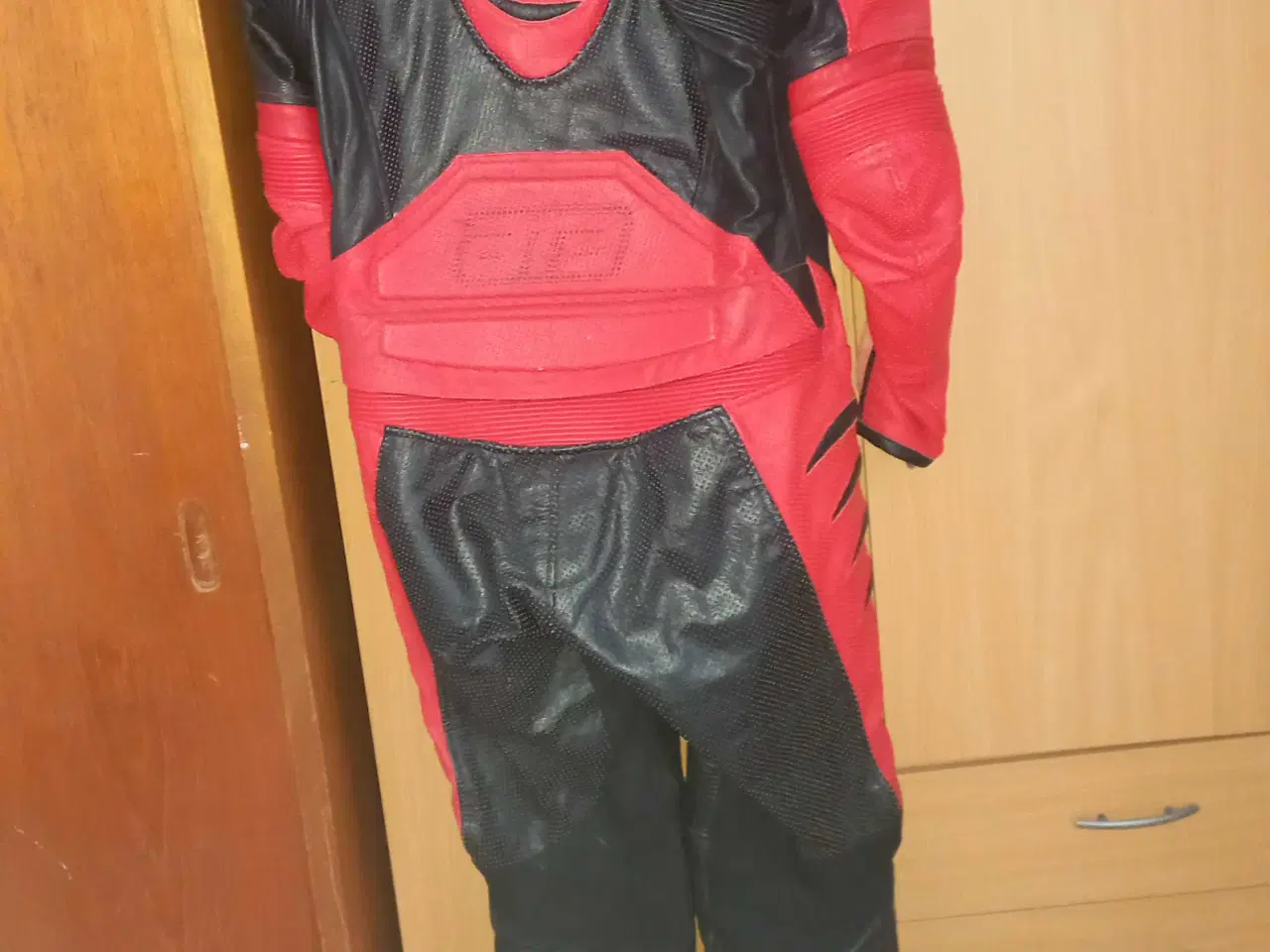 Billede 1 - Heldragt i læder str m,samt jakke i læder str 54