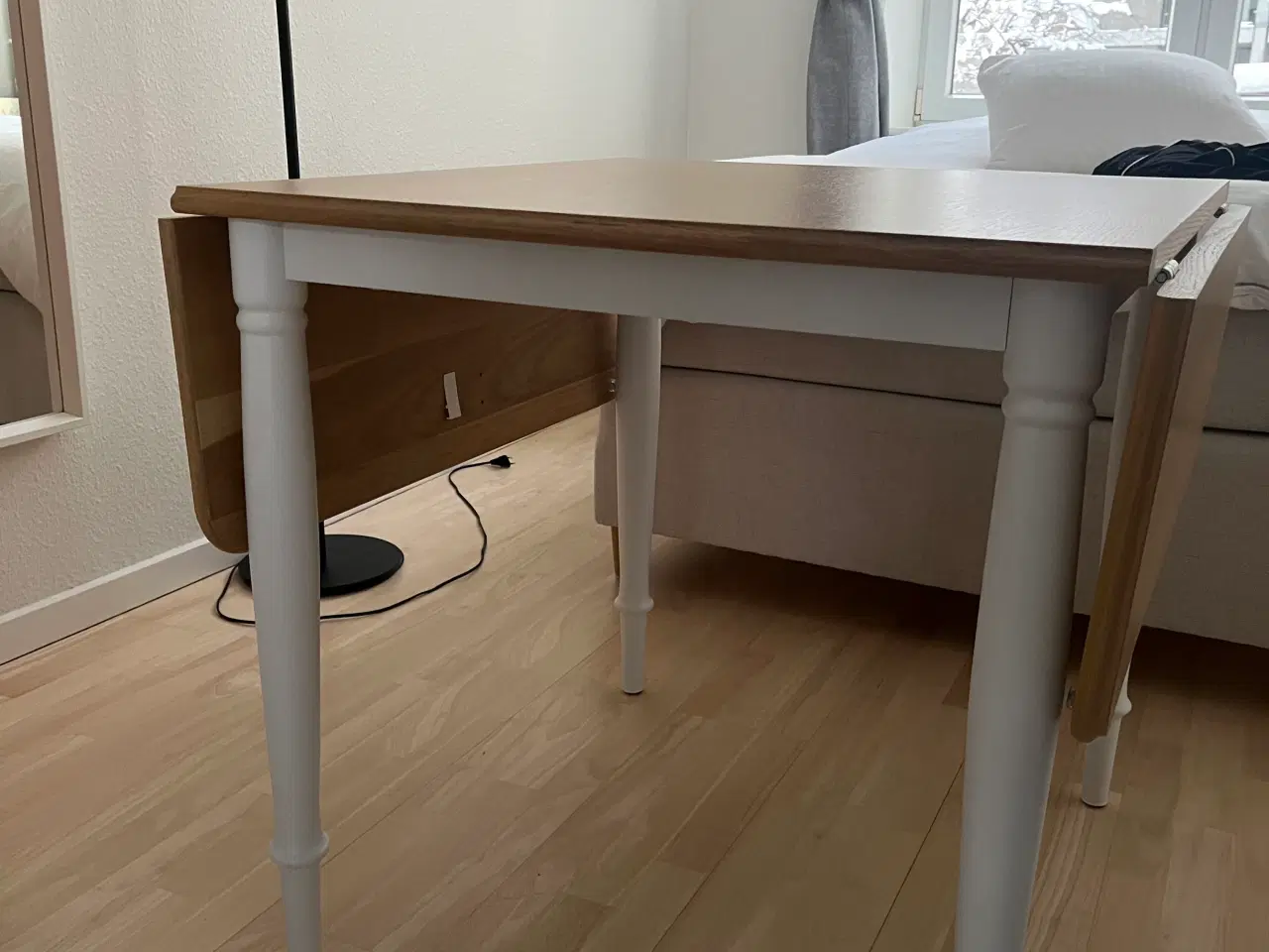 Billede 1 - Spisebord - med fold ud