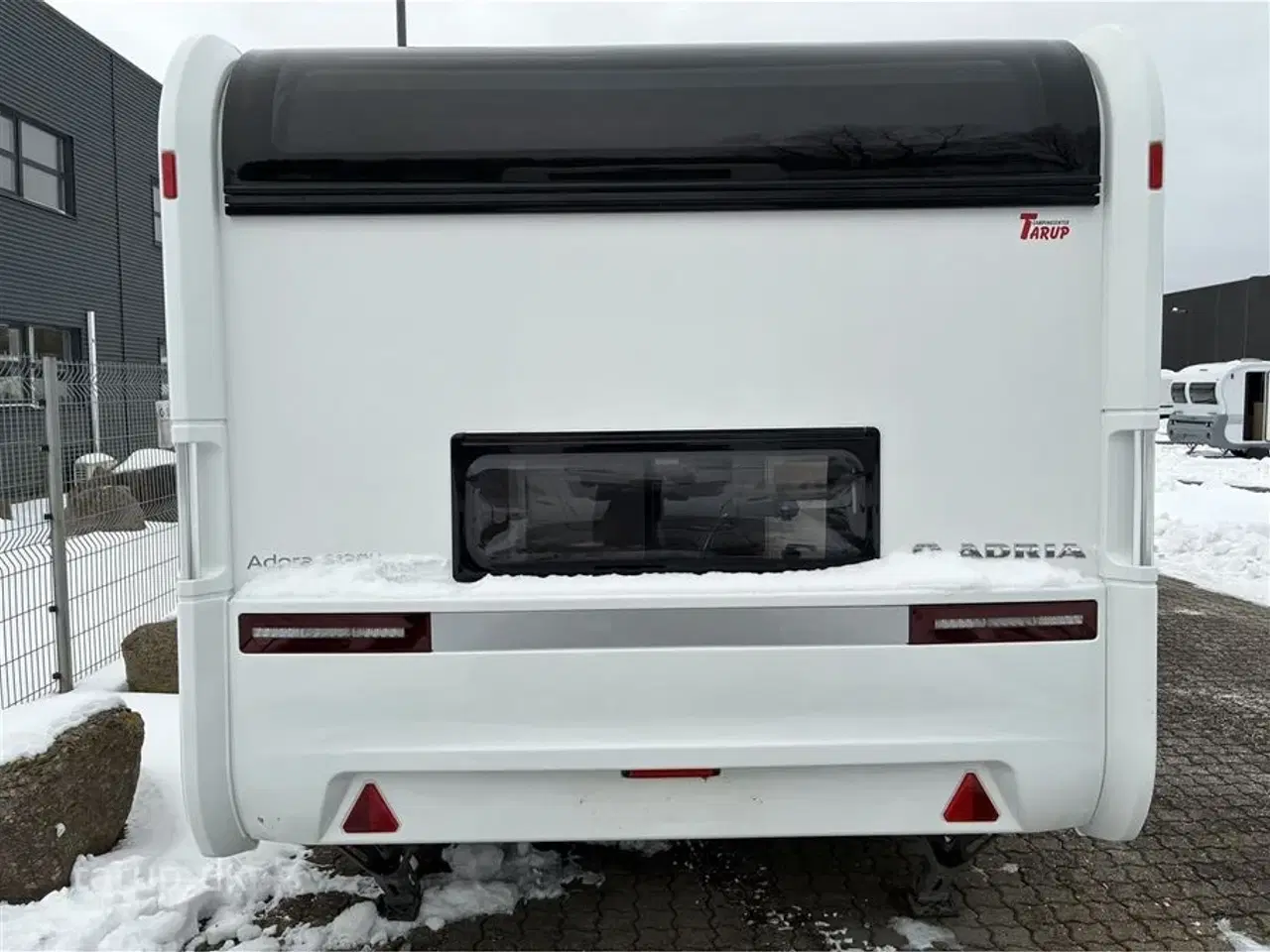 Billede 2 - 2021 - Adria Adora 613 PK Truma SX mover, Combifyr, Køjer og dobbeltseng, rund-siddegruppe og el-gulv-varme, 142 l. stort køleskab m/ frys, bluetooth højttalere, USB