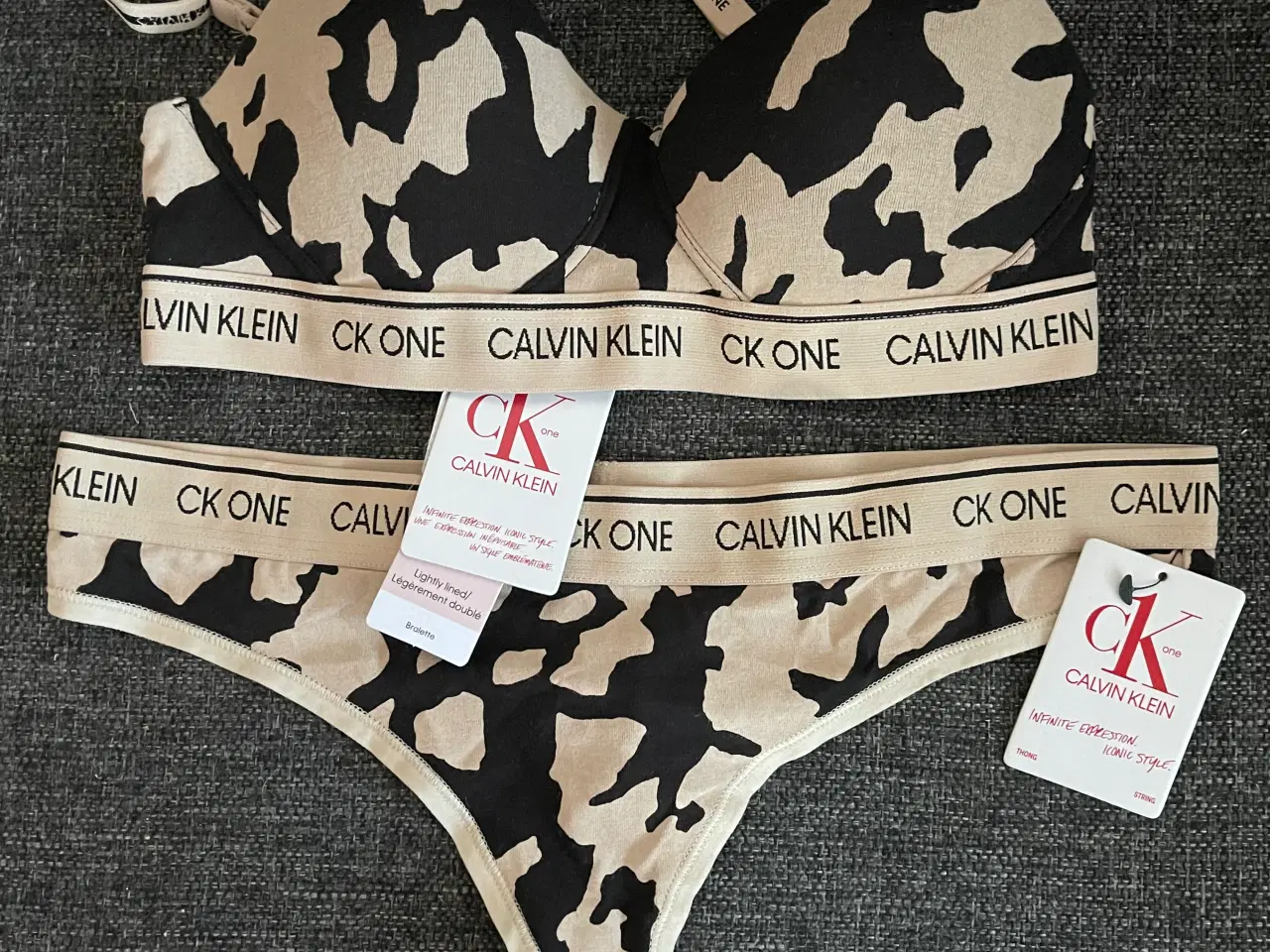 Billede 1 - Lækkert nyt Calvin Klein undertøjssæt