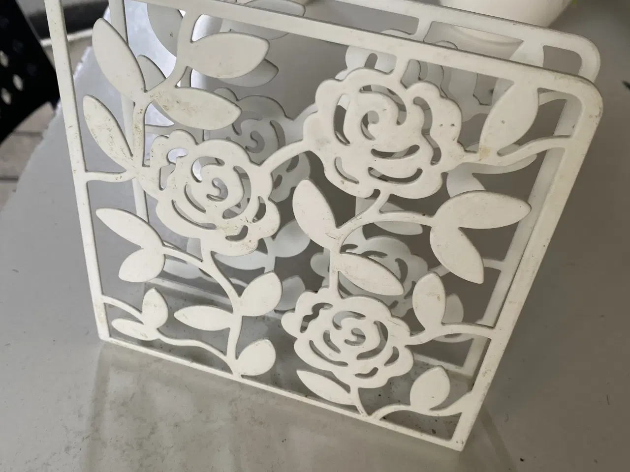 Billede 2 - Servietholder i hvid med flot blomstermønster