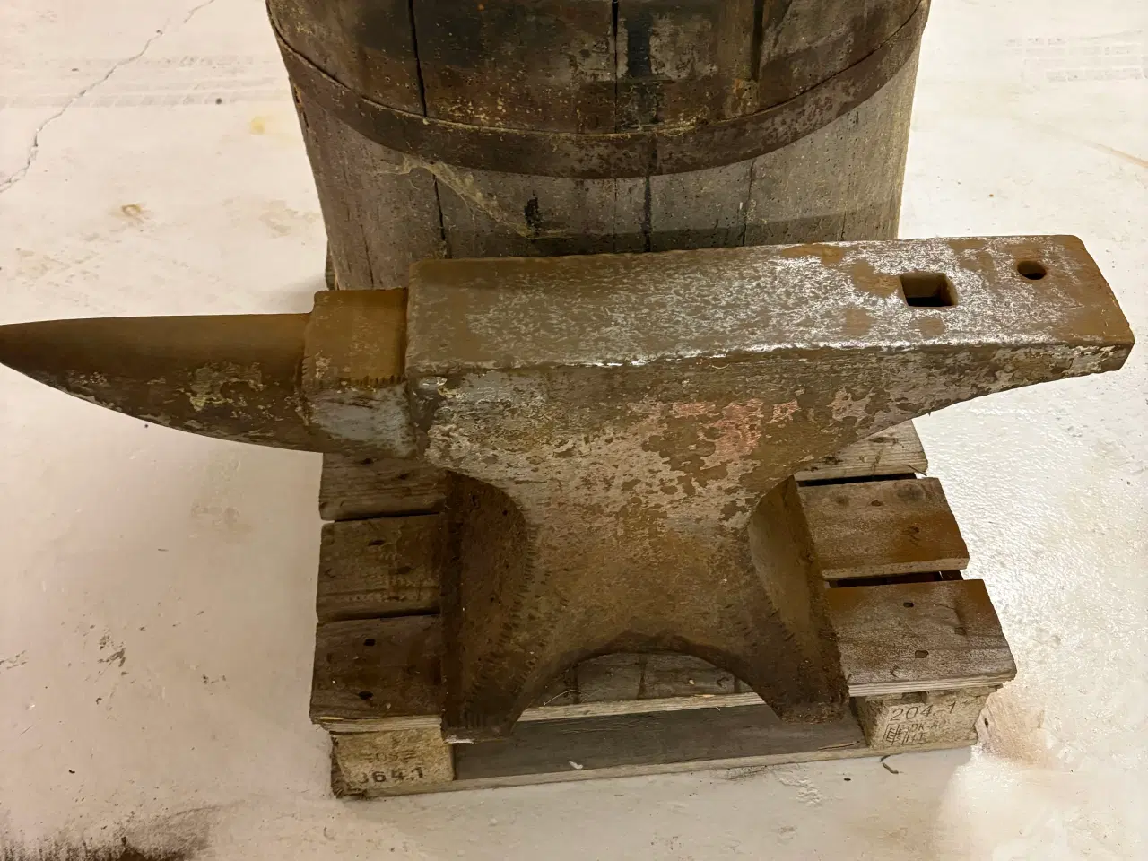 Billede 1 - Ambolt med træfod