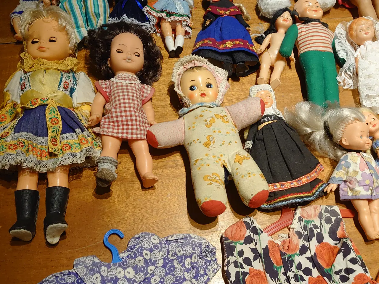Billede 4 - Vintage dukkelot med 28 dele. Pæn stand.