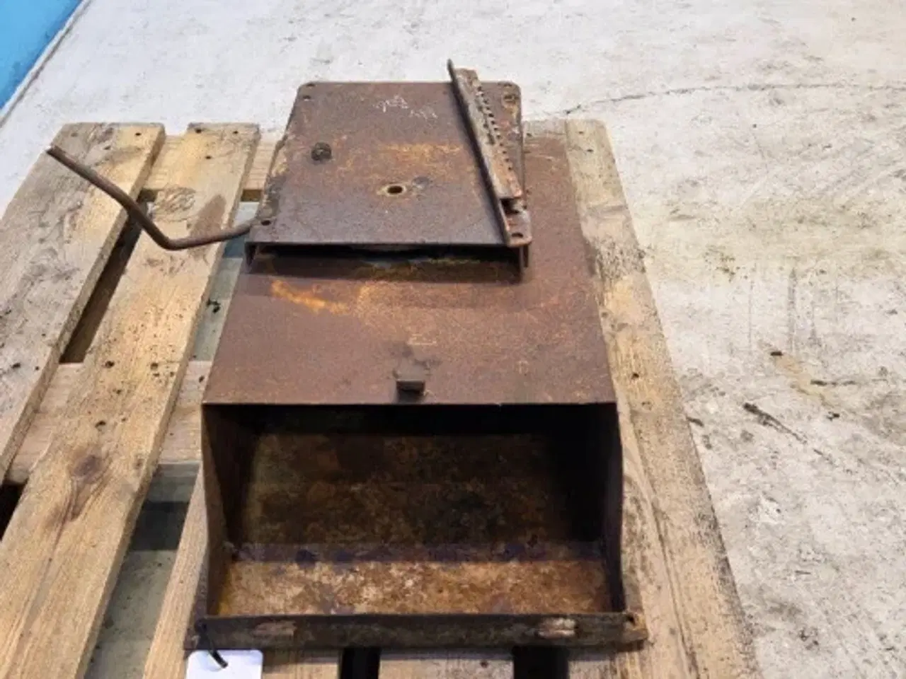 Billede 11 - Hydrema 806 Værktøjskasse Under Sædet 382194