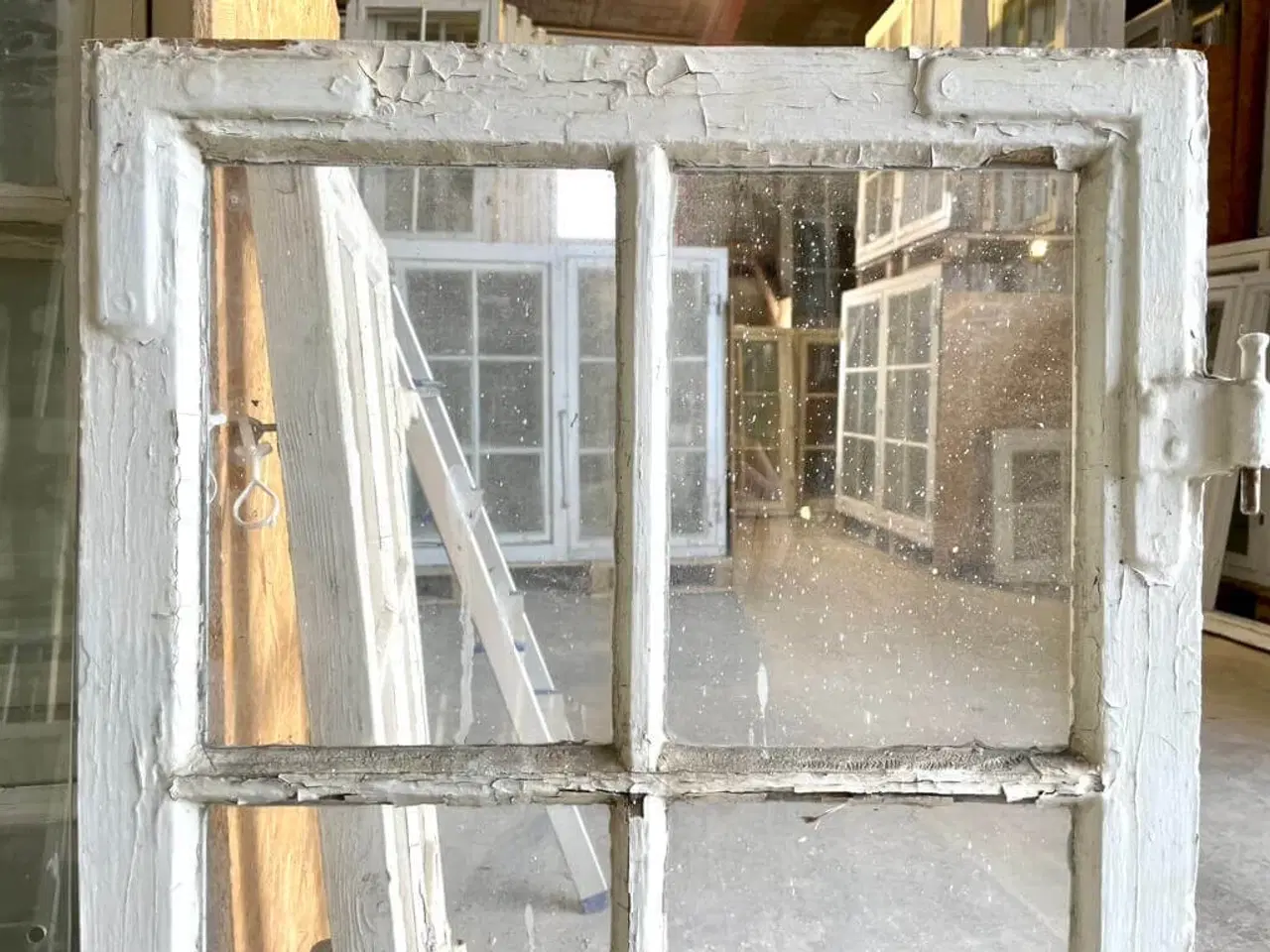 Billede 3 - Småsprosset 6-ruders vinduesramme fra ambassade