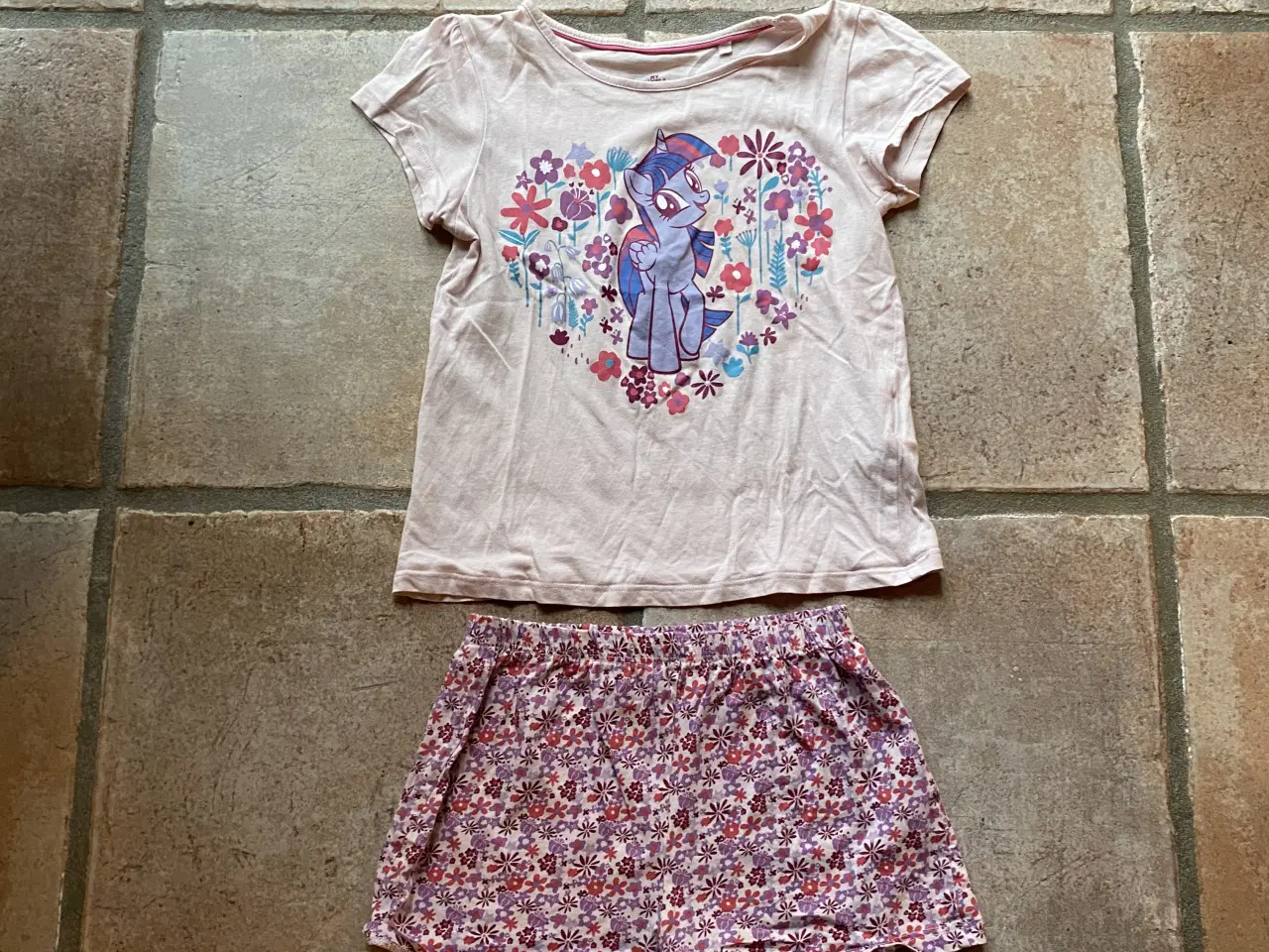 Billede 4 - Pompdelux kjole. 122/ 128. shorts mm