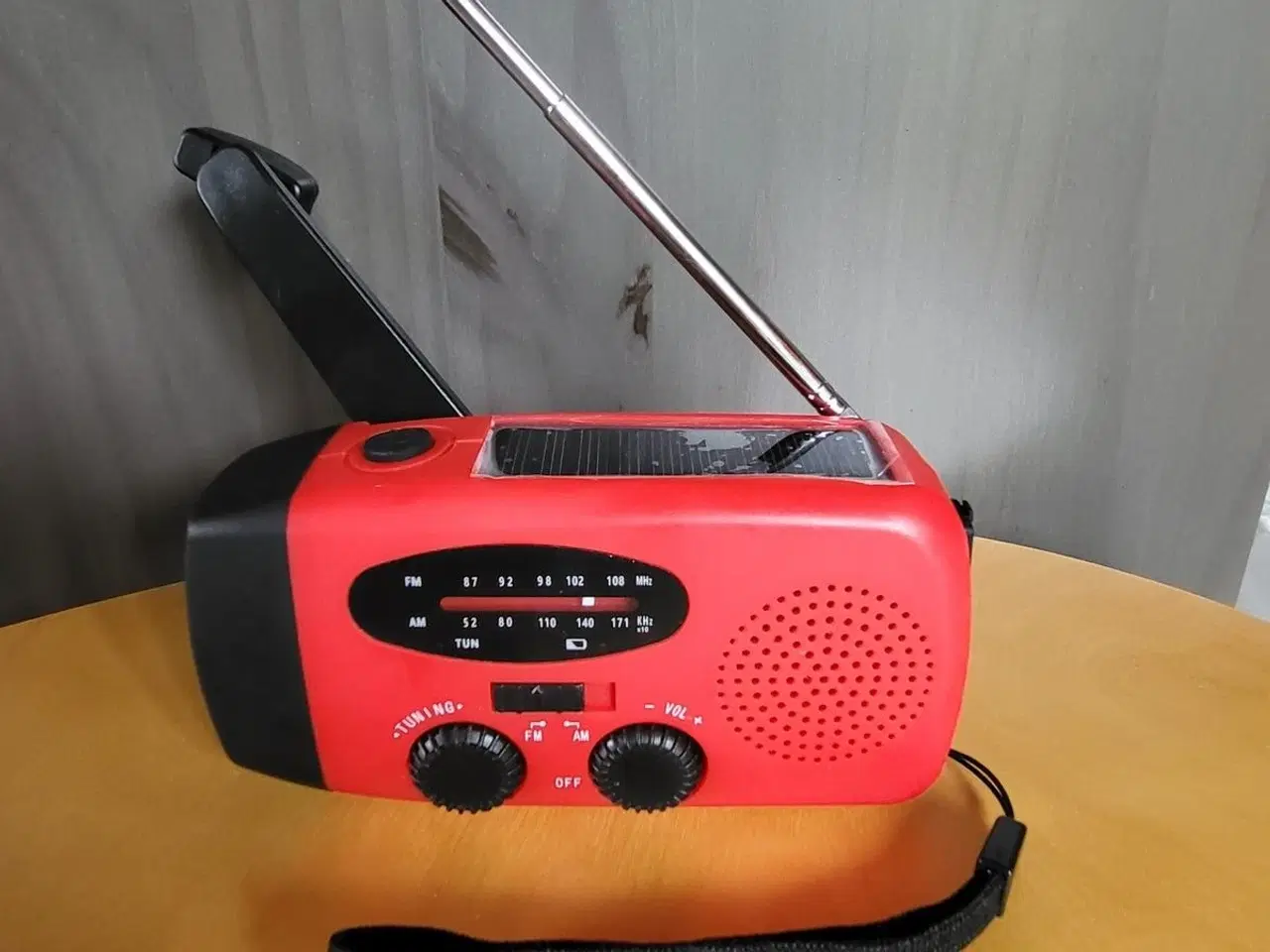 Billede 1 - 3-i-1 Nødradio med solceller, powerbank, håndsving
