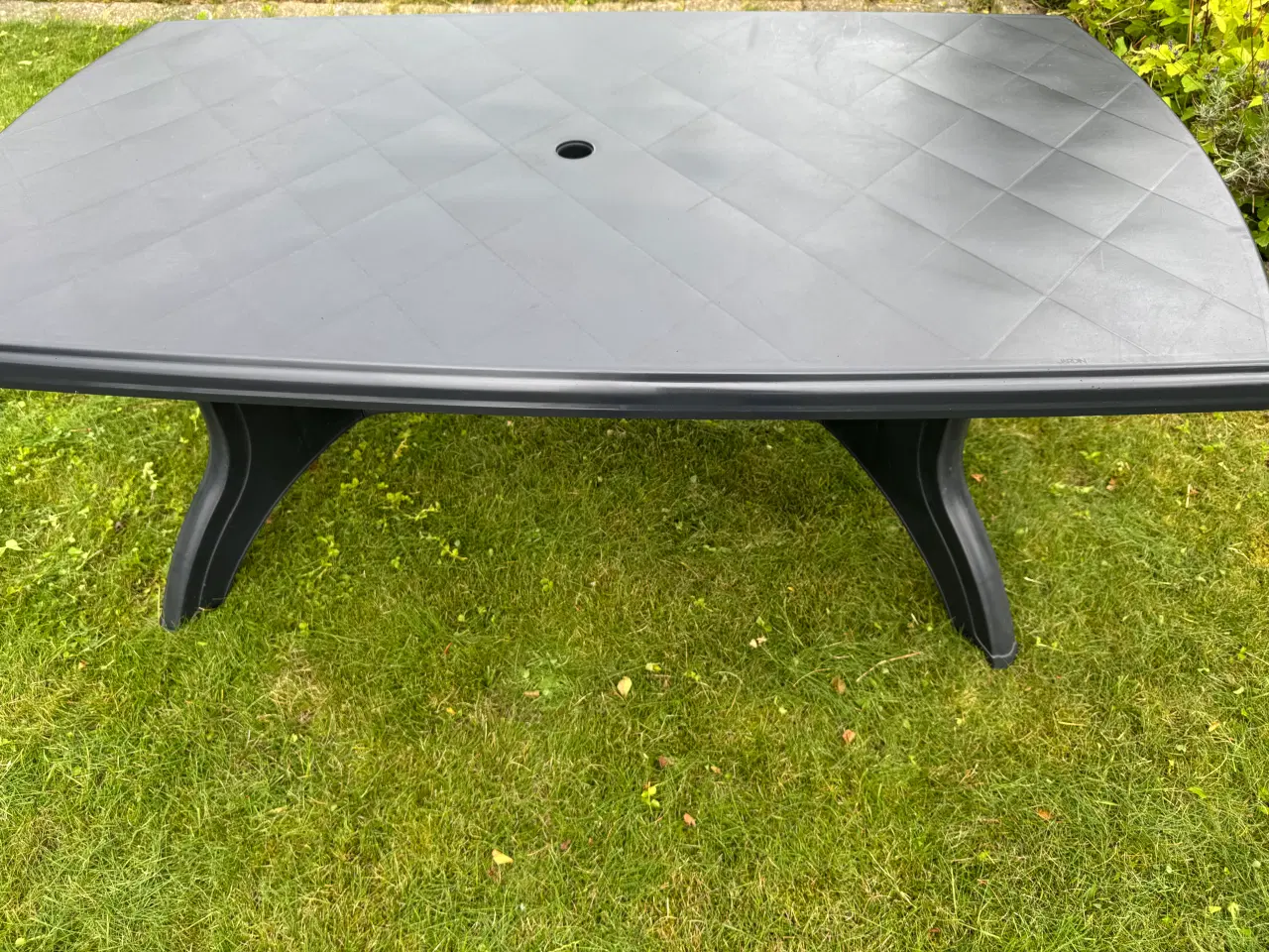 Billede 2 - Robust og Pænt Sort Havebord