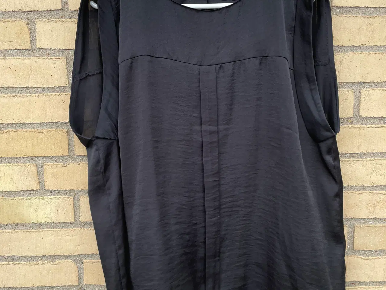 Billede 1 - NEDSAT Sort Asos top med meget kort ærme, str. 46