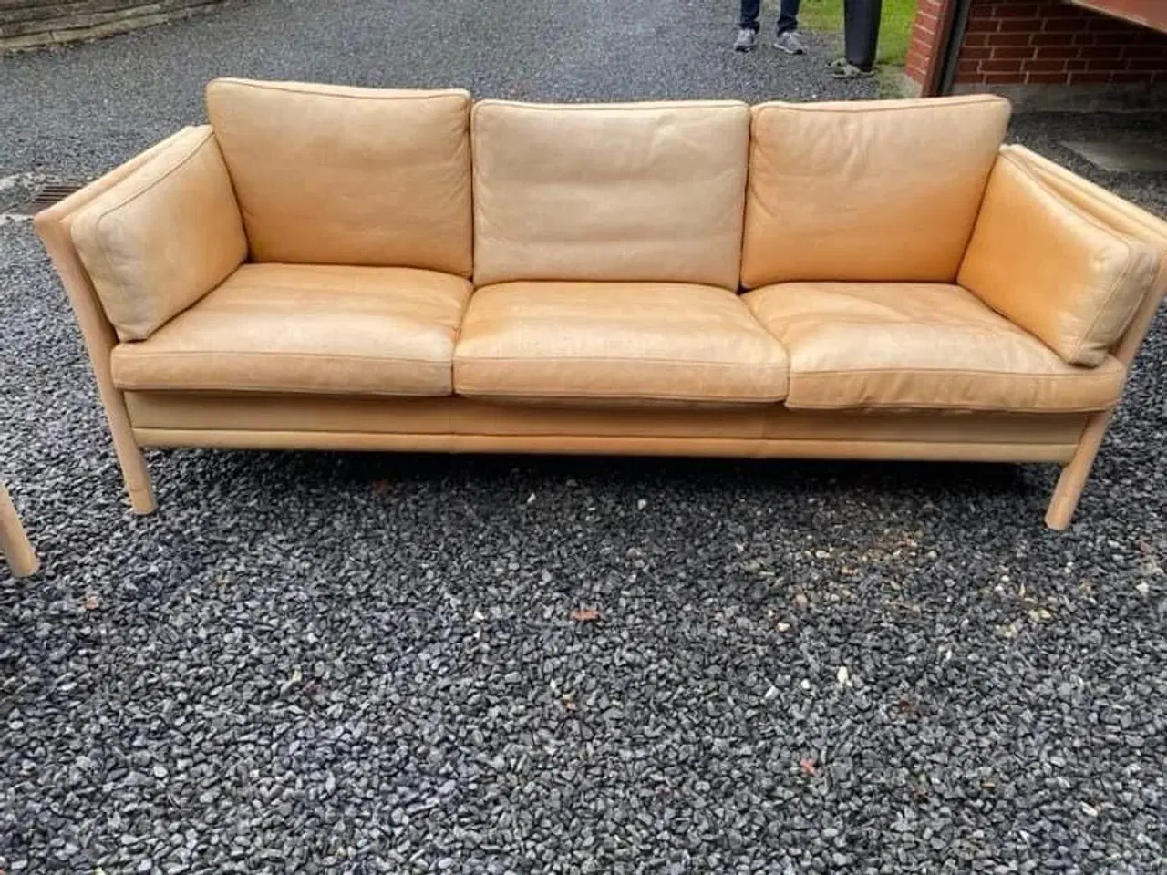 Billede 2 - 2 & 3 personers sofa i lyst skind og bøg