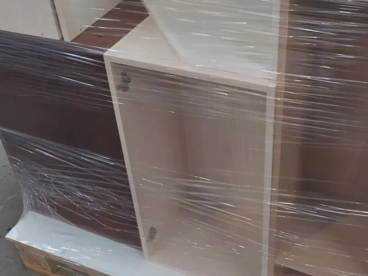 Billede 3 - Diverse reoler.