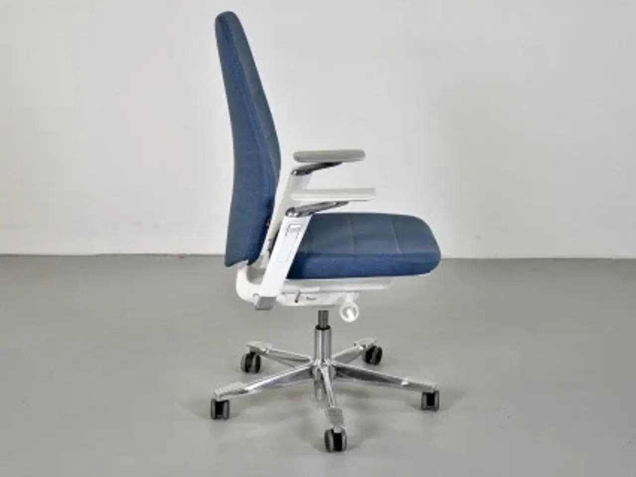 Billede 4 - Kinnarps capella white edition kontorstol med blåt polster og armlæn