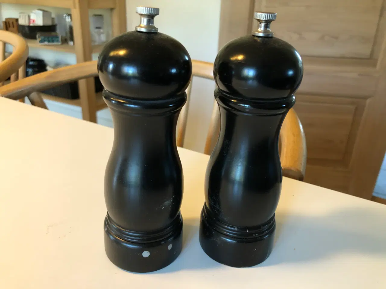 Billede 1 - Salt og peber kværn i sort træ.