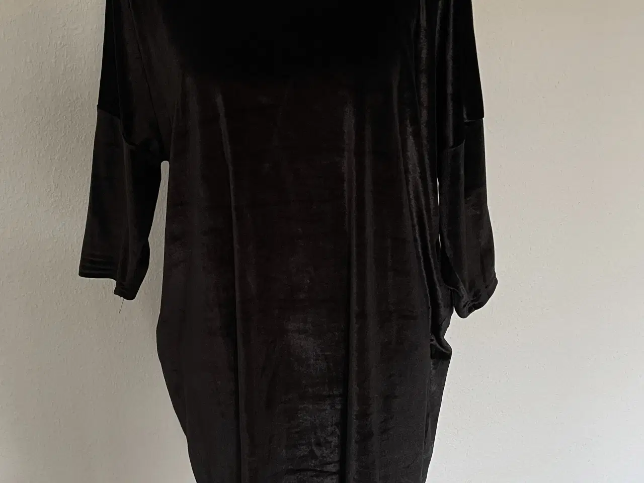 Billede 1 - Sort velour kjole med 3/4 ærme, str. XL