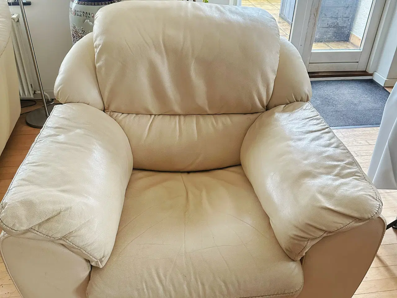 Billede 1 - Beige læder recliner med drejefod og fodstøt