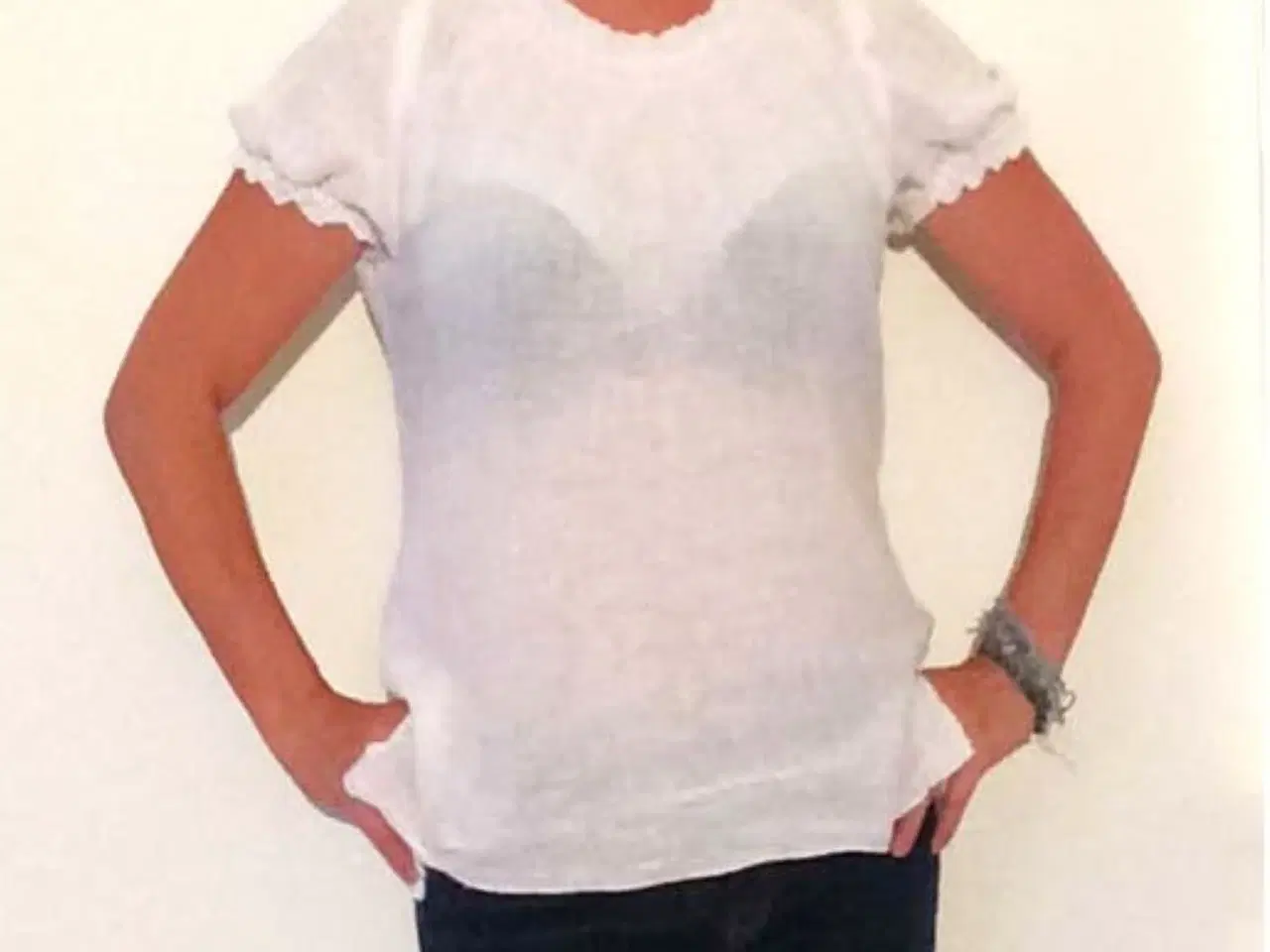 Billede 3 - Hvid sommertop i let stof