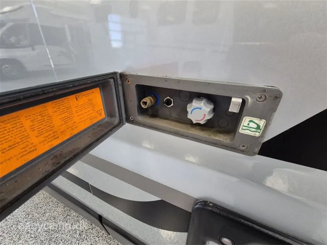 Billede 19 - 2020 - Adria Twin Axess 640 SL   langsgående senge. El-markise. 2x lithium. 2x TV. victron lader. victron booster. solceller. luft på bagaksel. Fyldegas.  kompressor køleskab. helårsdæk. undervognsbehandlet-.clesana Toilet.