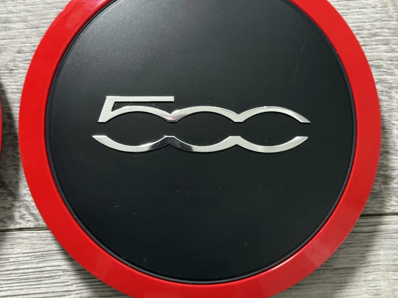 Billede 5 - Fiat 500 Centerkapsler i sort m. rød kant & krom 5