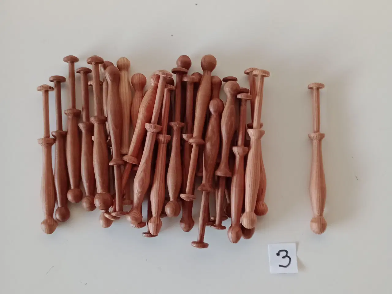 Billede 4 - Kniplepinde: foto + info med alm + perler.