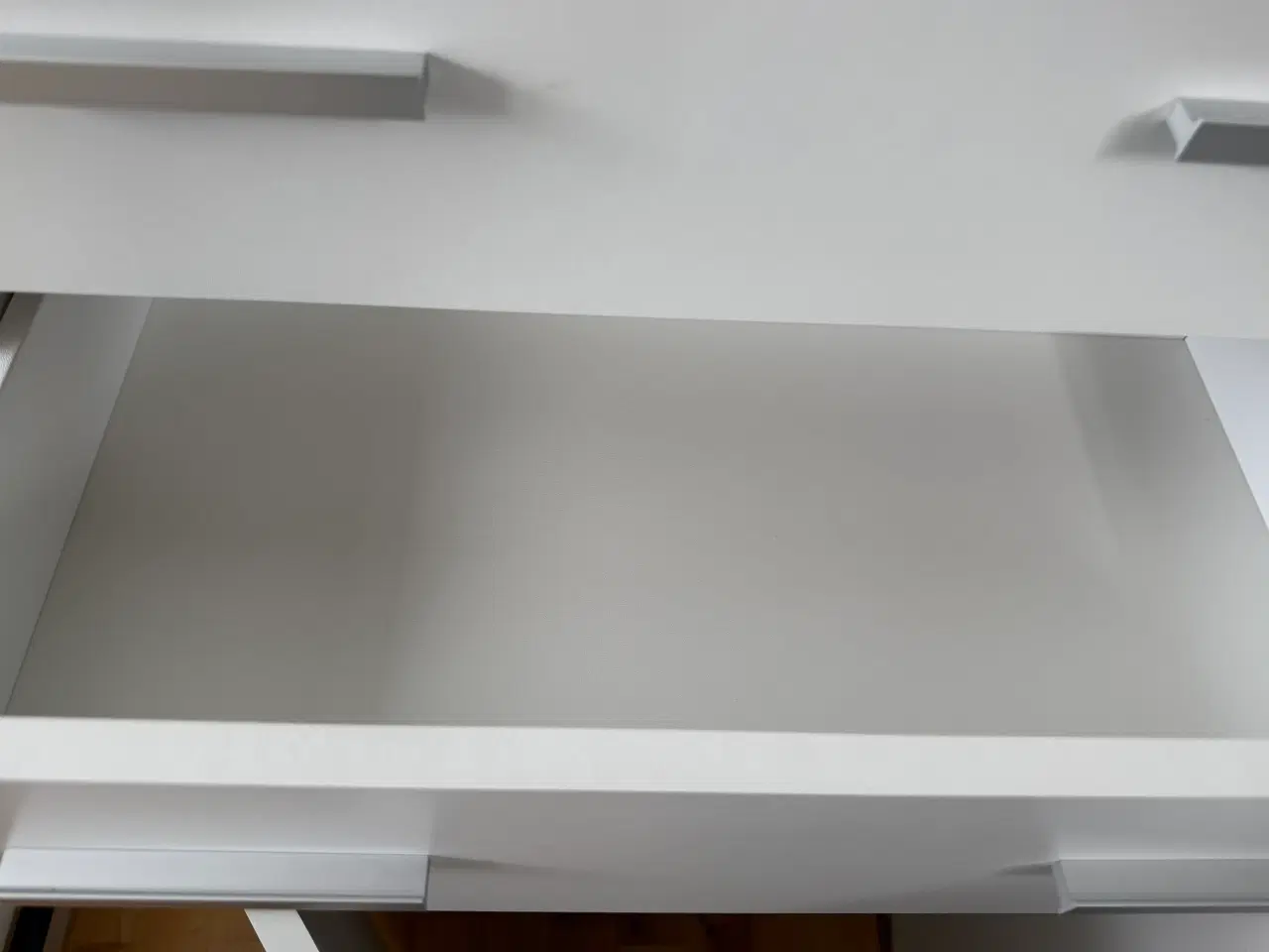 Billede 4 - Kommode med 2 skuffer og skab med en hylde 