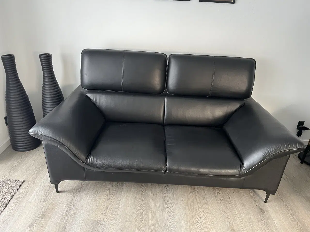 Billede 1 - 2 1/2 personers sort lædersofa 