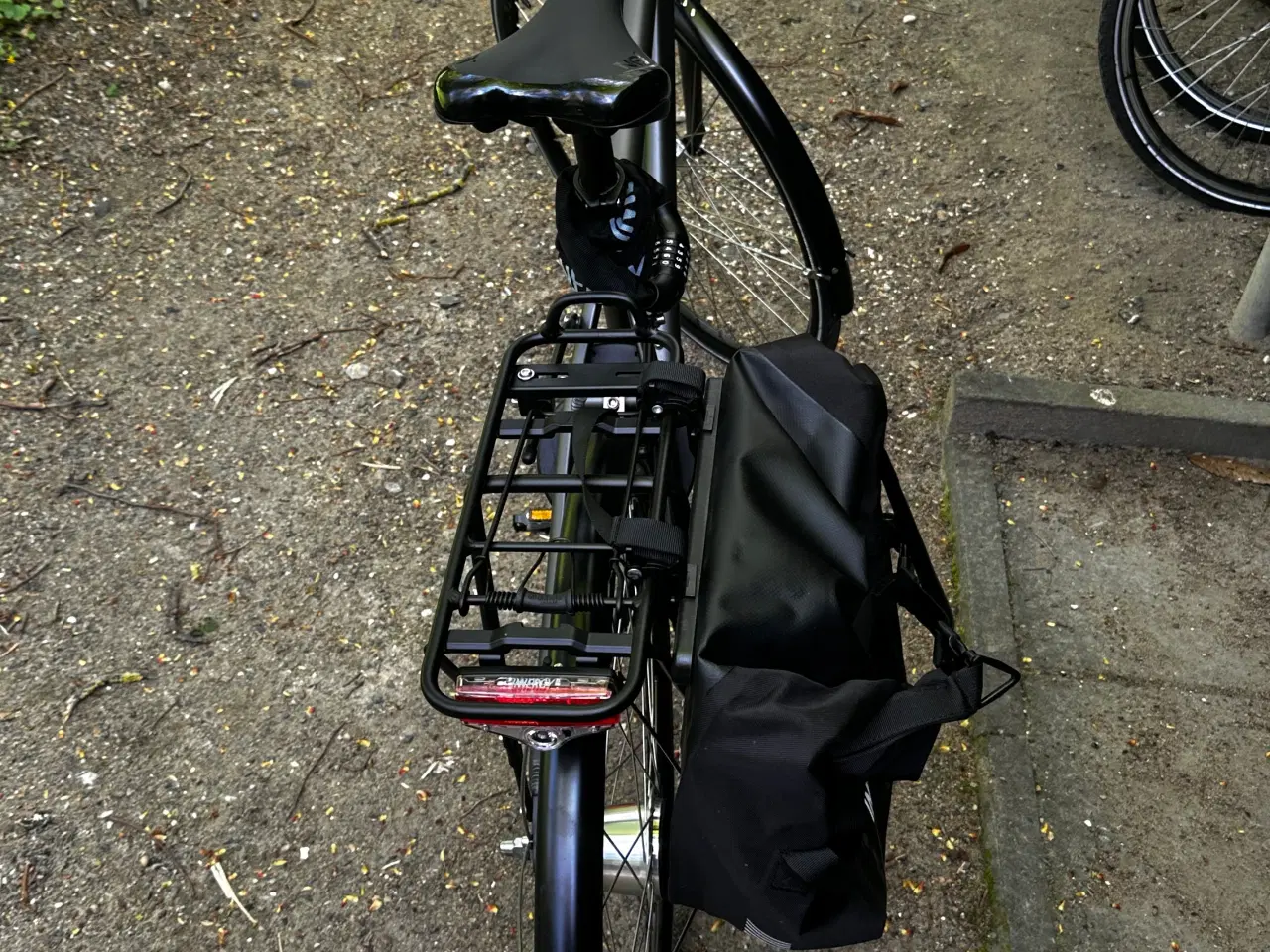 Billede 2 - MBK Genesis 2 – næsten ny, inkl. taske og låse