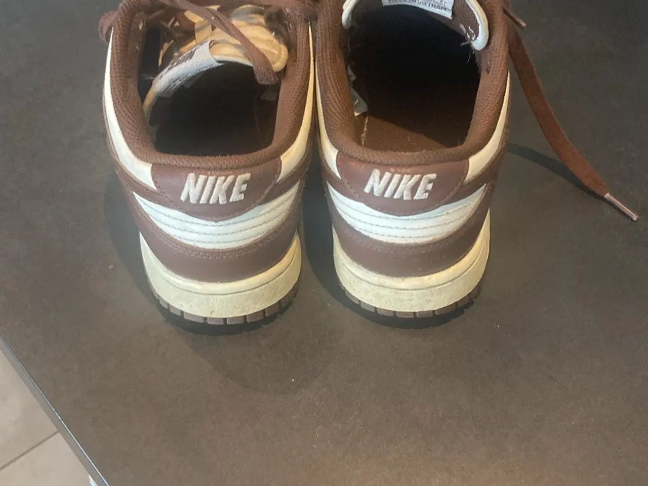 Billede 3 - Nike dunk low i brun og hvid sælges. Str. 41