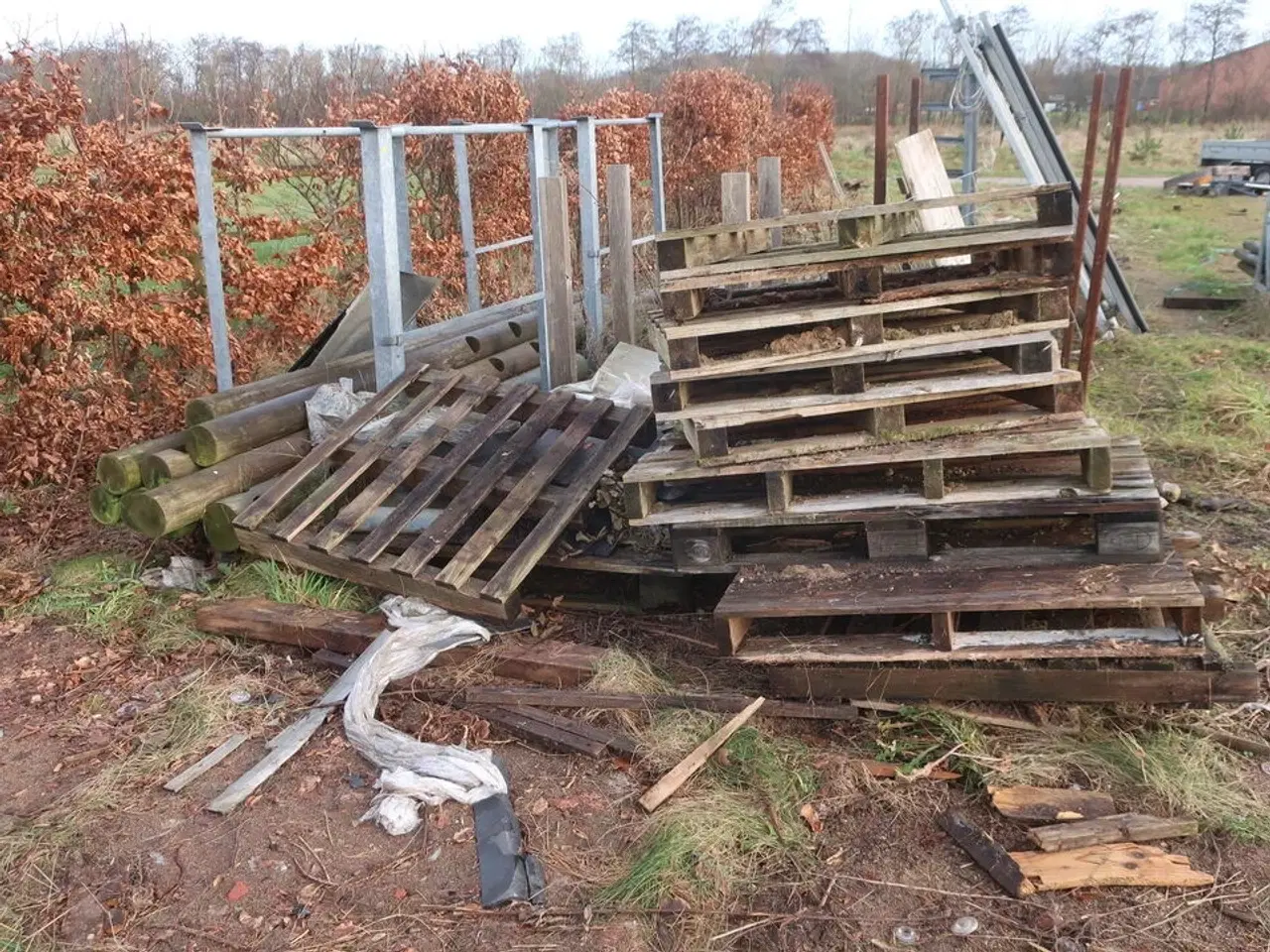 Billede 11 - Div. Barreller med træ, tagplader, stolper m.m.