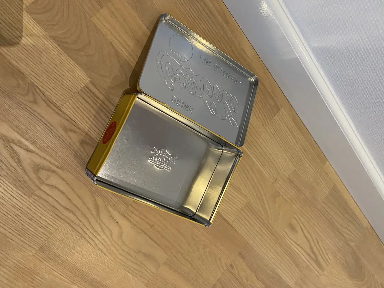 Billede 4 -  Coca Cola metalkasse h: 8 cm., h: 16 cm., b: 23cm