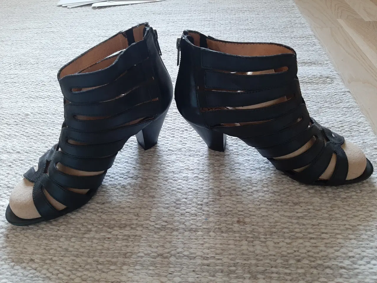 Billede 2 - Nye flotte sorte lædersandaler med hæl