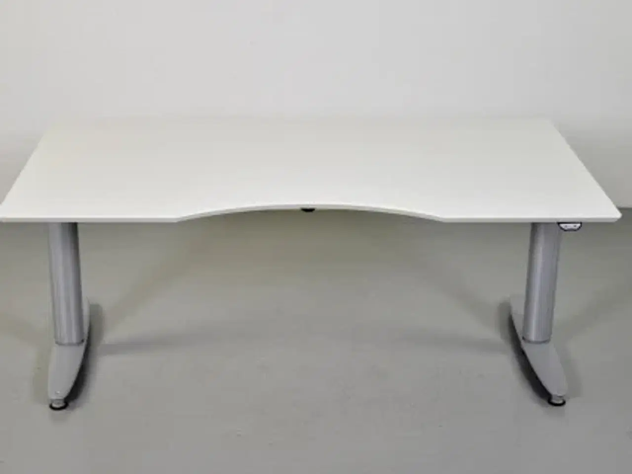 Billede 1 - Hæve-/sænkebord med hvid plade og mavebue, 160 cm.