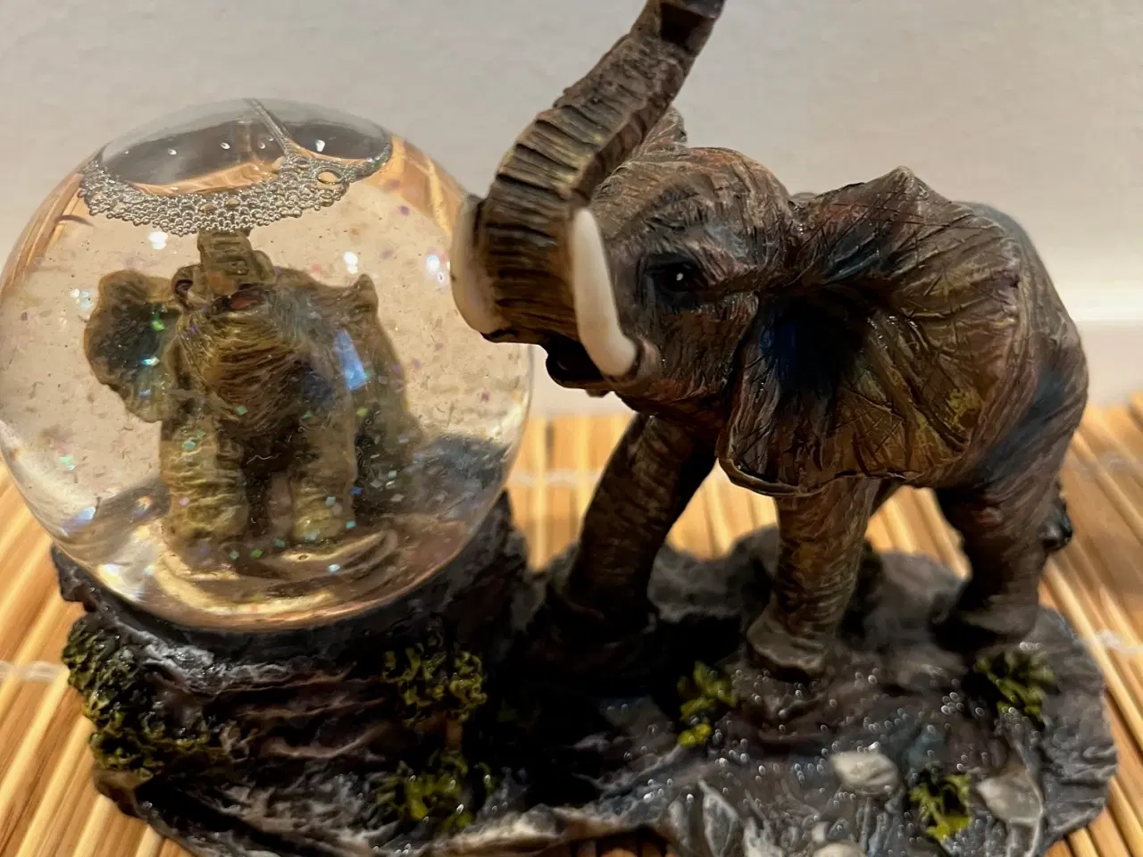 Billede 1 - Flot & massiv elefant-figur med snekugle - perfekt