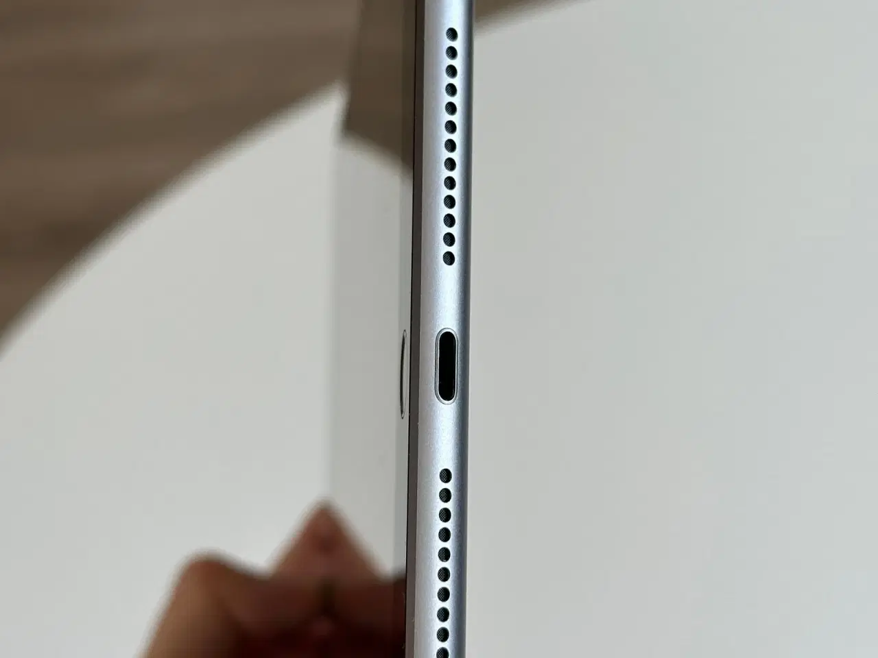 Billede 3 - iPad 8. gen - 128GB - Space Gray – Står flot