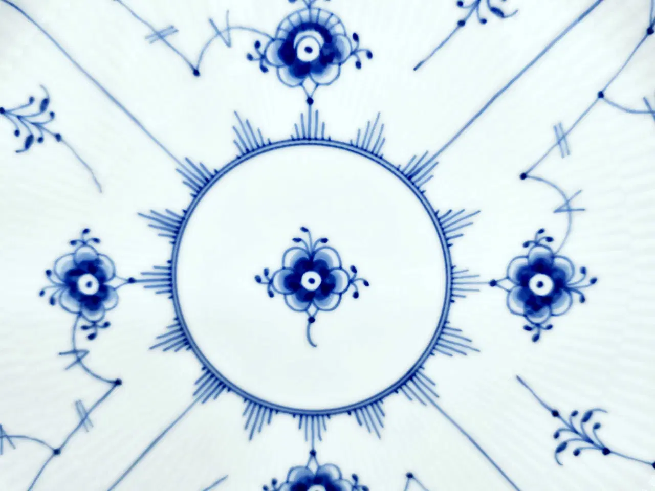 Billede 3 - Musselmalet Riflet Middagstallerken Porcelæn 